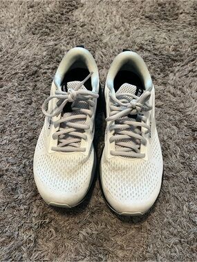 Women’s White black Running Shoes sneaker Brooks Trace 3 size 9 cushion neutral